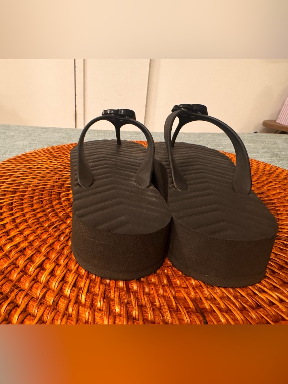 Gucci Black Jelly Knot Toe-Post Sandals - Picture 3 of 4